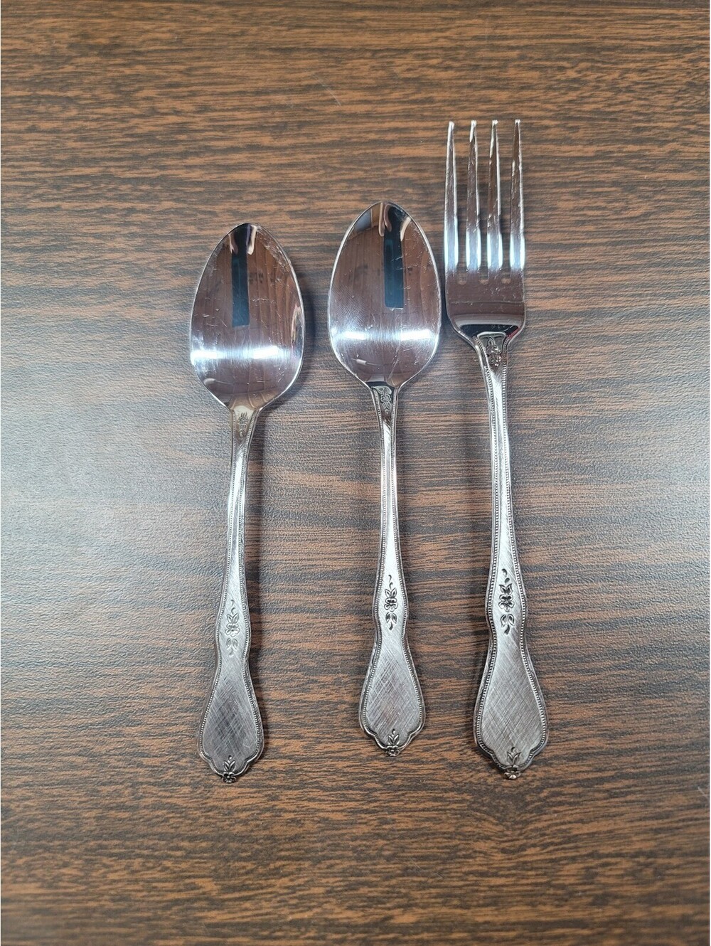 Oneida Stainless Steel Flatware Set - 2 Spoons and 1 Fork